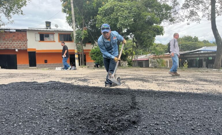 Alcalde Germán Casagua refuerza mantenimiento vial en Neiva tras daños por lluvias