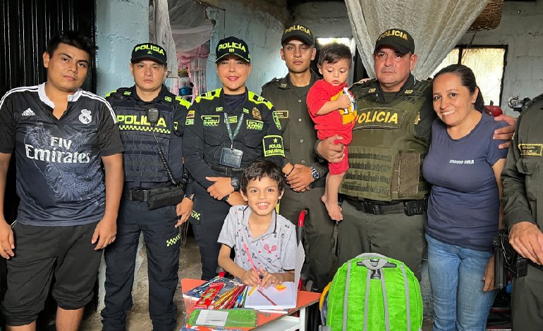 Policía Metropolitana de Neiva entrega ayudas a niño con distrofia muscular