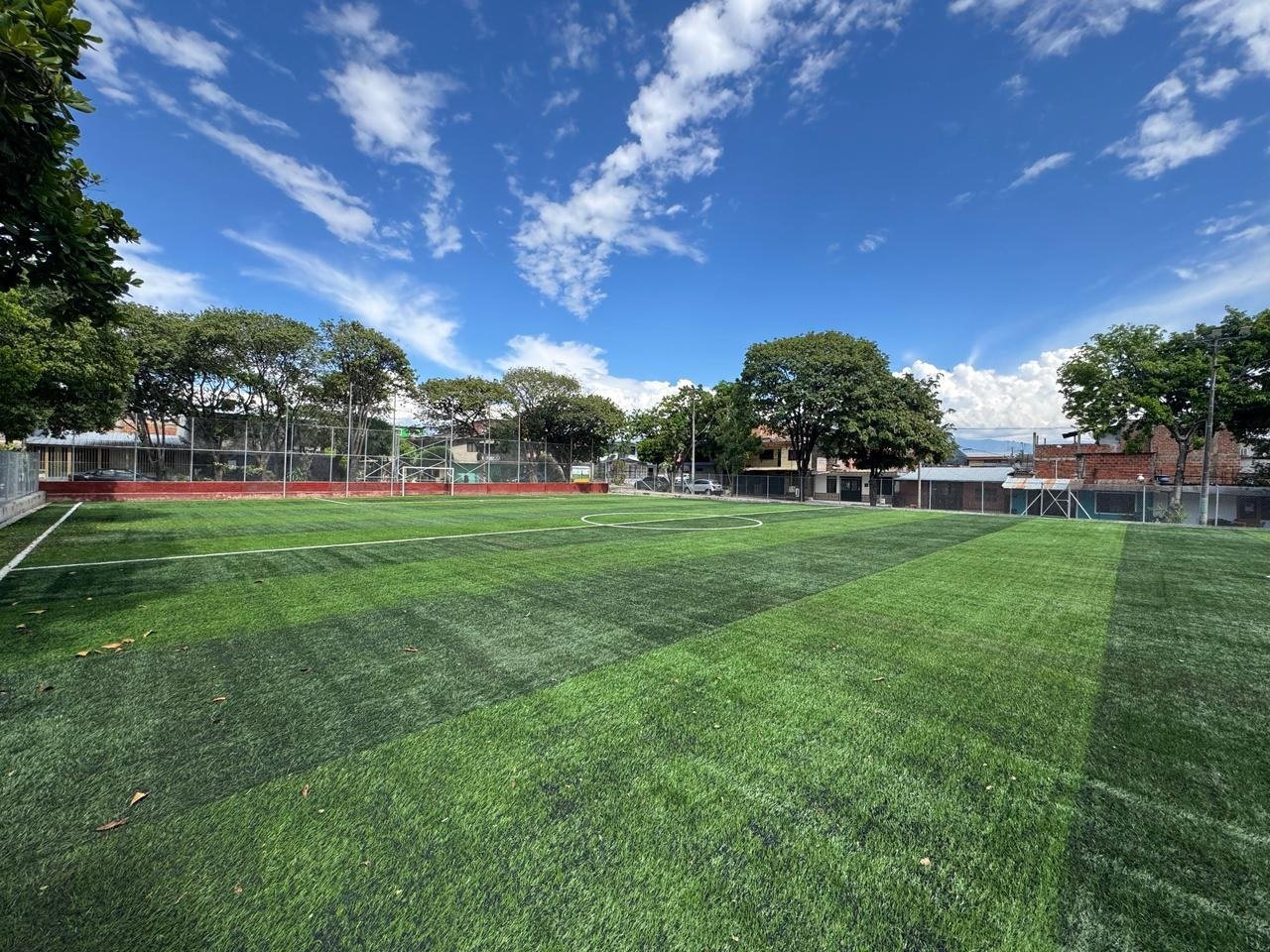 Alcalde Casagua fortalece el deporte en los barrios con nueva cancha sintética en Álamos Norte